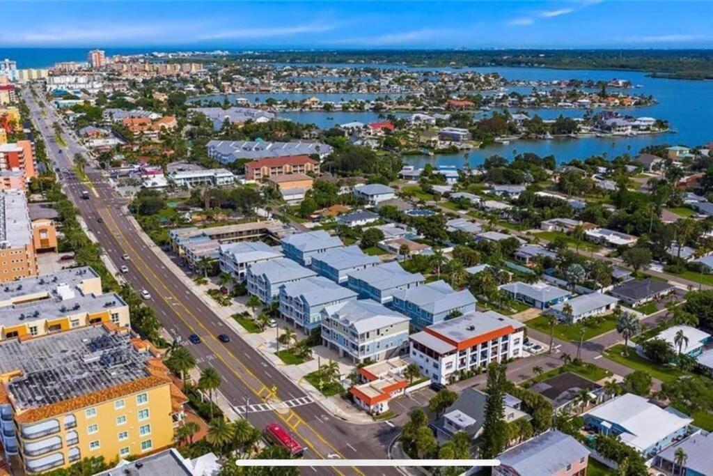 Luxurious Modern Townhouse Right Across Beach!! Table Tennis St. Pete Beach Exterior photo